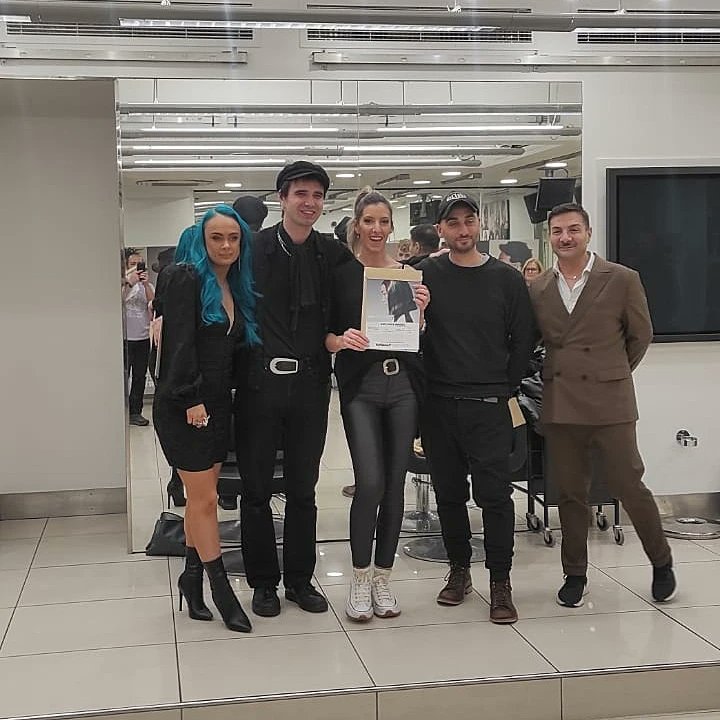 PeluquerosMora's tweet photo. Menuda experiencia nos llevamos de #Londres ❤️

Ya estamos mañana con vosotros ✂️💈 

¿Quién es el primero en cambiarse el look? 
😁😁😁

Queremos dar las gracias a Selective y Bellpel por dejarnos disfrutar de la academia de Toni &amp; Guy https://t.co/qzlY4WXWWS