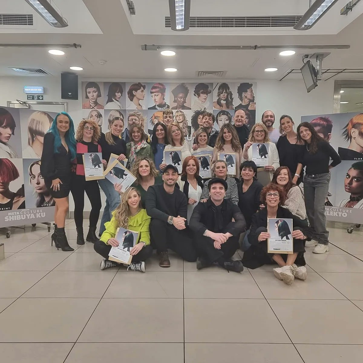 PeluquerosMora's tweet photo. Menuda experiencia nos llevamos de #Londres ❤️

Ya estamos mañana con vosotros ✂️💈 

¿Quién es el primero en cambiarse el look? 
😁😁😁

Queremos dar las gracias a Selective y Bellpel por dejarnos disfrutar de la academia de Toni &amp; Guy https://t.co/qzlY4WXWWS