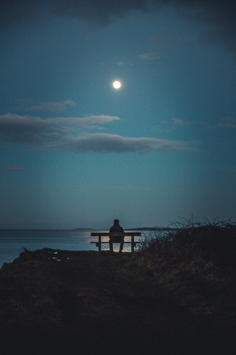 rossisreality's tweet photo. The man and the moon.

#photography #moon https://t.co/r74LrE1x5S