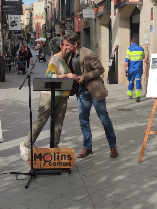 Arriba la Targeta de Molins Comerç!

Avui hem presentat junt @xavipazp <a href="/aigaba/">Ainoa Garcia</a> <a href="/ramonsanchezgil/">Ramón Sánchez</a> la Targeta del comerç de Molins de Rei.

Aviat trobareu el distintiu als vostres comerços i la podreu sol•licitar al moment. Pregunteu i demaneu!

I tu… la vols??

<a href="/AjMolinsdeRei/">Ajuntament de Molins de Rei</a>