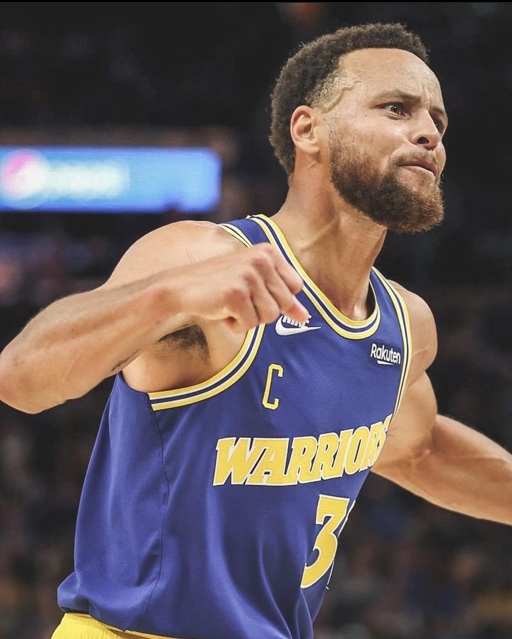 TheBayBR's tweet photo. Stephen Curry: 20-21 vs 22-23 (até aqui):

• PPG: 32.0 / 32.6
• RPG: 5.5 / 7.1
• APG: 5.8 / 6.9
• TO: 3.4 / 2.6
• 3P%: 42.1% / 43.1%
• TS%: 65.5% / 68.5% 

Se mantiver o ritmo, teremos outra temporada histórica. https://t.co/1PBNa19s5D