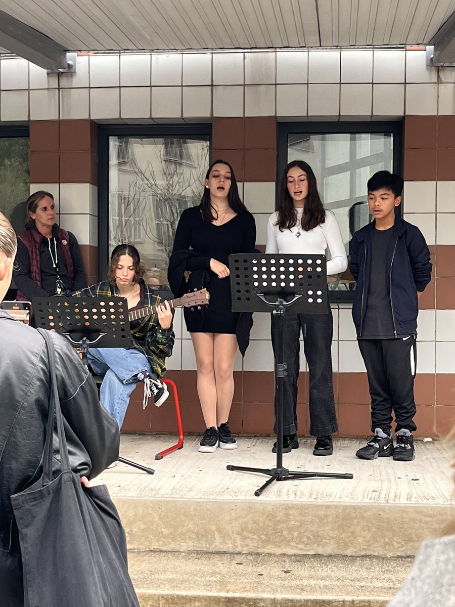 JR_Arts_06's tweet photo. Aujourd’hui au @lyc_Apollinaire @AcademieNice très bel hommage porteur de belles valeurs rendu à Mathilde Lemaitre professeure #ArtsPlastiques qui nous a quitté il y a deux mois. Un discours émouvant et chaleureux de @PenicautS proviseure et la chanson bouleversante de ses élèves https://t.co/AeR2t7zvH8