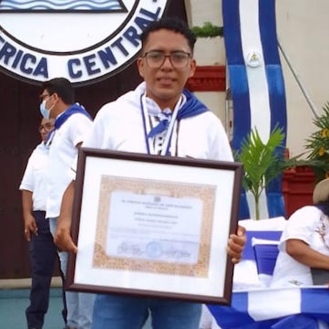 JustHopeNica's tweet photo. Wilmer, a teacher in Chacraseca, recently won the Best Secondary Education Teacher award given by the Min. of Education. In '20 &amp; '21, teachers Roxana &amp; Sandra also won best teacher awards. Congratulations to all three! https://t.co/XNpxQTT7JS https://t.co/puJZYGokoz