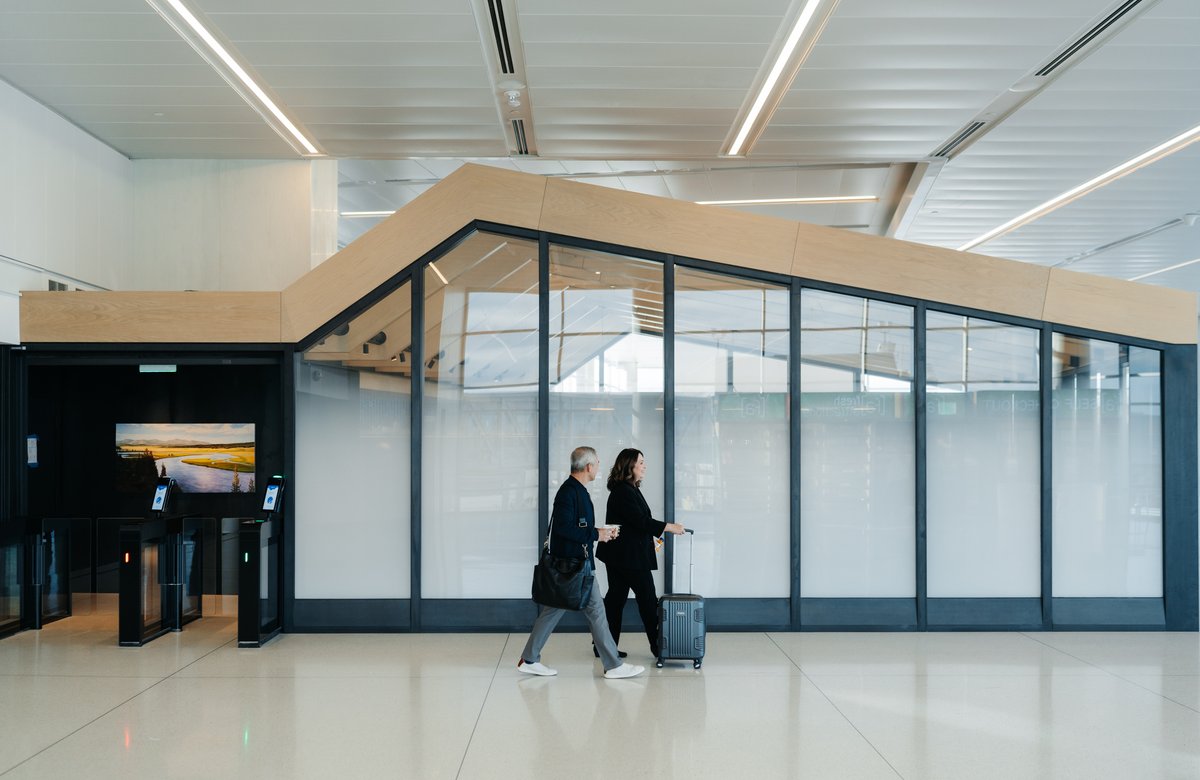 united's tweet photo. Grab and... go! ✈️  
Check out United Club Fly, our newest club in @DENAirport, where there's no checkout! Members can just quickly grab pre-packaged snacks and drinks and head right to their flight. There's also a next-level coffee bar. ☕️ https://t.co/QIdAkm4CBi