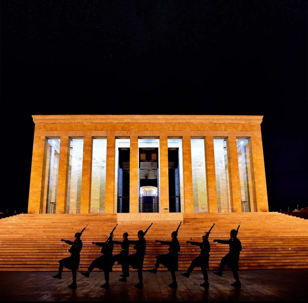 Benim naçiz vücudum elbet bir gün toprak olacaktır. Fakat, Türkiye Cumhuriyeti ilelebet payidar kalacaktır.
#mustafakemalatatürk #10kasım193oo