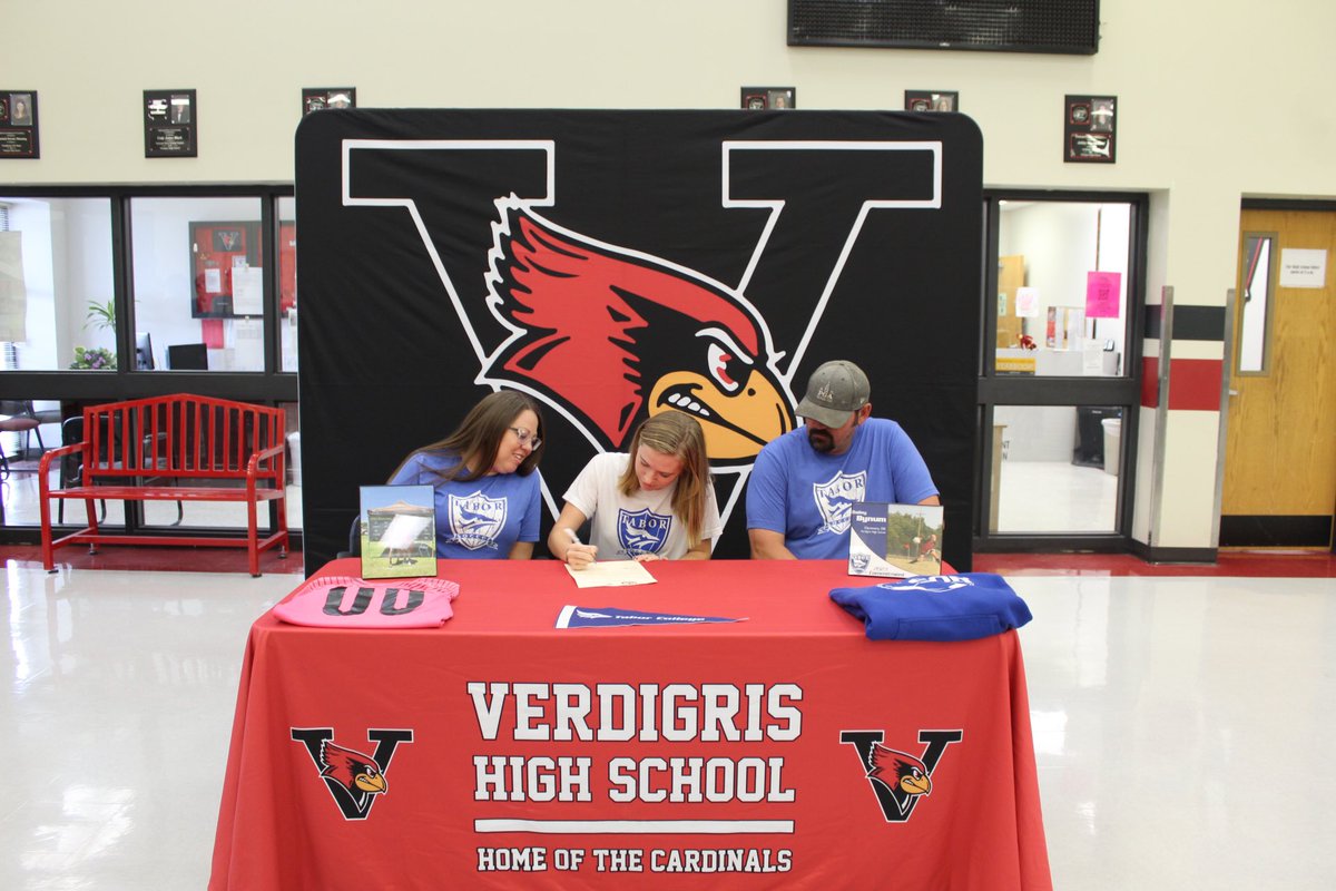 BaileyBynum5's tweet photo. It’s officially official… I’m a Tabor Bluejay! #2023jays excited for the future. @TaborSoccer https://t.co/xlYnFj6FoJ