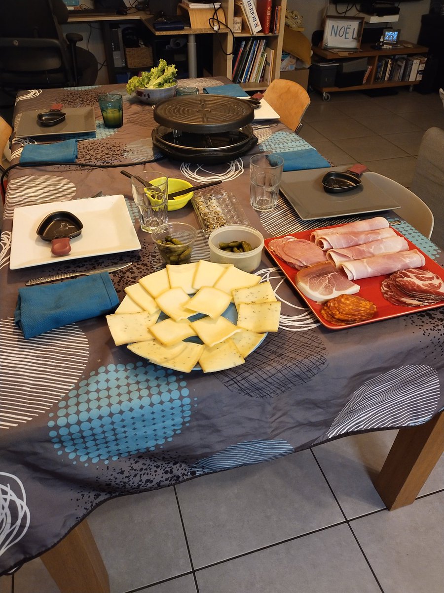 kmart1976's tweet photo. @NoContextBrits Raclette Time 🤗 https://t.co/0YfzUs4Ntt