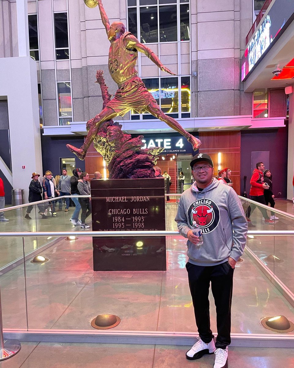 dhan b.d. (@dhan_d) on Twitter photo Saw the GOAT 🐐 🔴⚫️ #snkrsliveheatingup <a href="/willstowehos/">🇳🇬 Ibilola William Stowe</a> <a href="/nikestore/">Nike.com</a> <a href="/Jumpman23/">Jordan</a> <a href="/ChicagoBullsNFO/">Chicago Bulls</a> <a href="/UnitedCenter/">United Center</a> Saw the GOAT 🐐 🔴⚫️ #snkrsliveheatingup <a href="/willstowehos/">🇳🇬 Ibilola William Stowe</a> <a href="/nikestore/">Nike.com</a> <a href="/Jumpman23/">Jordan</a> <a href="/ChicagoBullsNFO/">Chicago Bulls</a> <a href="/UnitedCenter/">United Center</a>