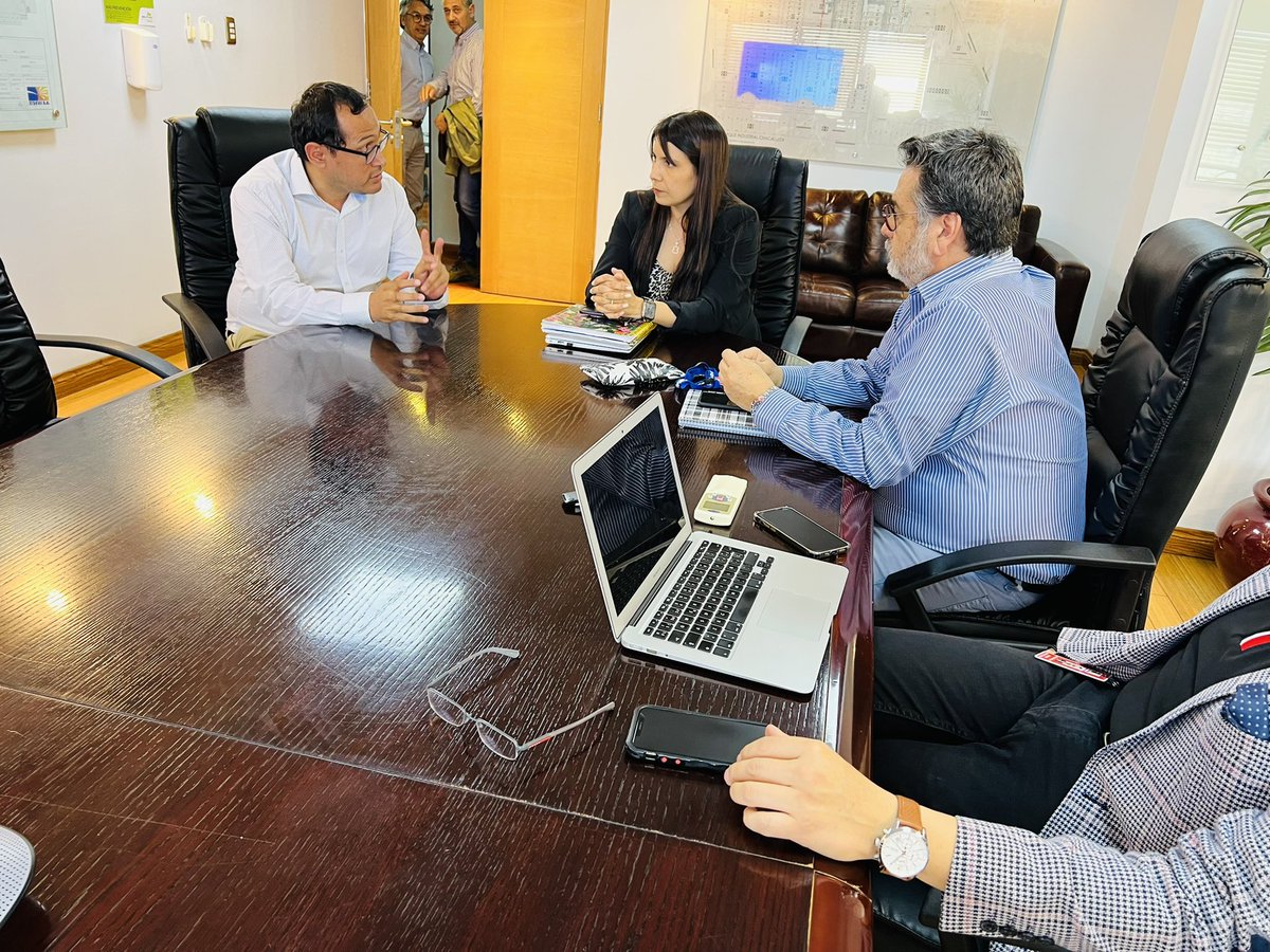 MTTTarapaca's tweet photo. #AgendaMTT Seremitt Roderick Solís, se reúne con @Zofri_SA y sindicatos de trabajadores y usuarios. Con el propósito de trabajar en conjunto para mejorar los servicios de transporte público en @MallZofri 🚕🚌. 

#ChileMejorConectado 🇨🇱 https://t.co/YT06800sYq