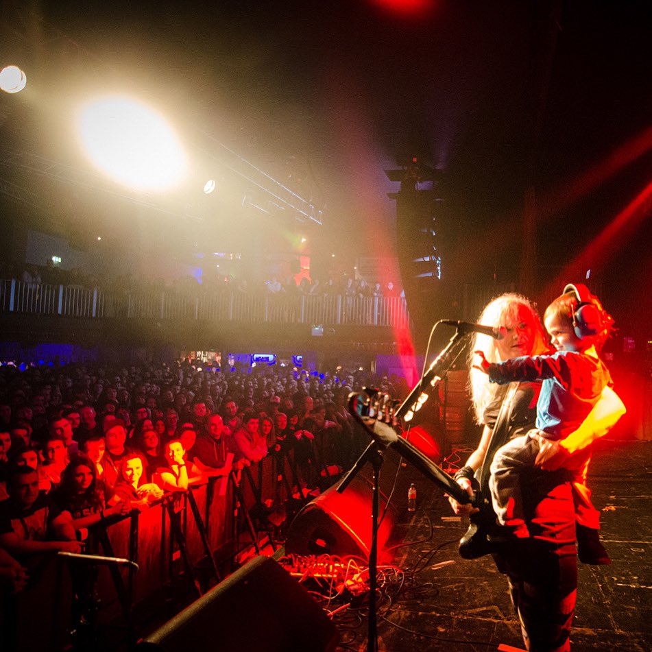 #waybackwednesday Sheffield, England, 2016! Our little dude saying hi from stage, on tour w buddies @bfsrocks & @LaceyOfficialUK for the great #howaboutanotherroundtour ❤️

#dollyrots #dollyrotsthrowback #thedollytot #poppunk #bowlingforsoup #thedollyrotskell
📸 @tmchrisbarber