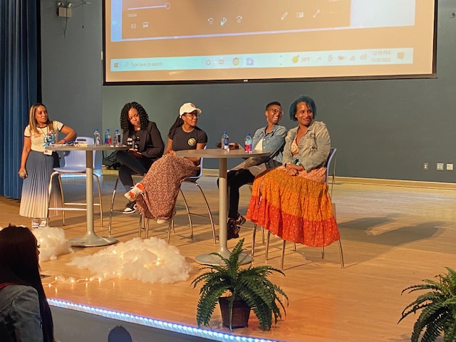 HLHANBAMediaCtr's tweet photo. A great event hosted by @APSMediaServ at B.E. Mays High School! The authors offered priceless advice, insight, and inspiration for our students! The Q&amp;A  portion of the event was excellent as well!  #whiteout https://t.co/9UOptixKGt
