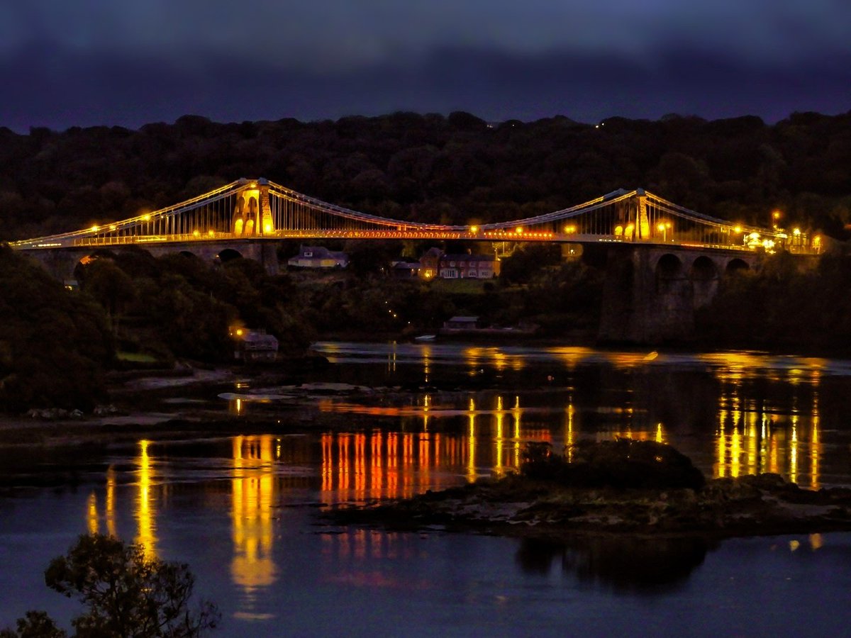 madmaz2112's tweet photo. 'The Menai Suspension Bridge At Night', taken from Holyhead Road Layby, Menai Bridge last year 🧡💛🌉💛🧡 @Ruth_ITV @DerekTheWeather @ItsYourWales @BBCWalesNews @BBCCountryfile @BBCCymruFyw @NTWales #TheStrait @BangorWalesNews @nationaltrust @metoffice #ThePhotoHour #LoveAnglesey https://t.co/KFFhSnjV9l