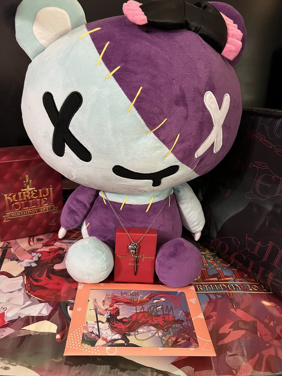 PhoMiso's tweet photo. 🥰 must resist wearing the necklace all the time in case my pon self damages it #Kureiji_Ollie #HOLL13DAY22 https://t.co/Aw6EVByb1o