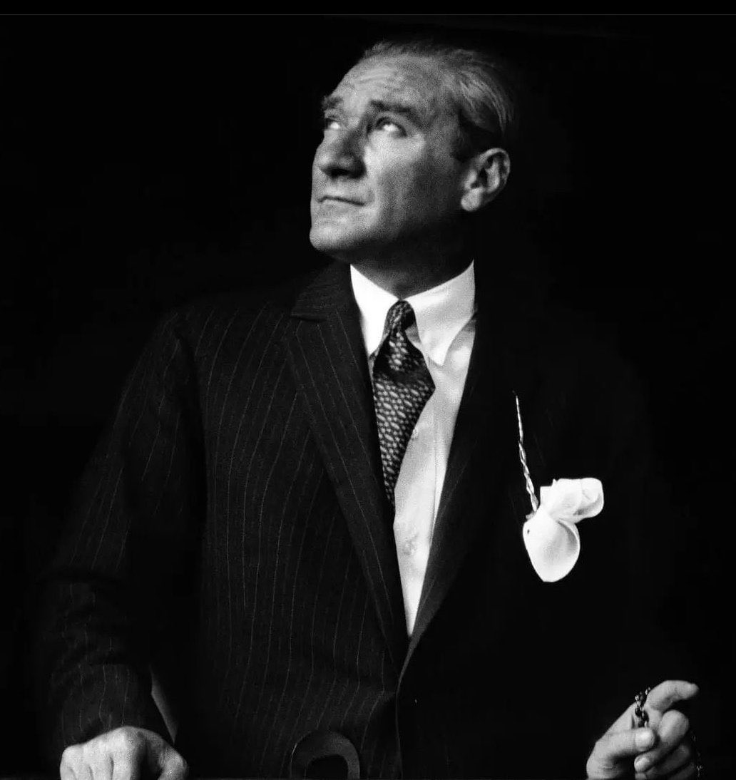 "Sarı zeybek şu dağlara yaslanır, 
Yağmur yağar pusatları ıslanır."