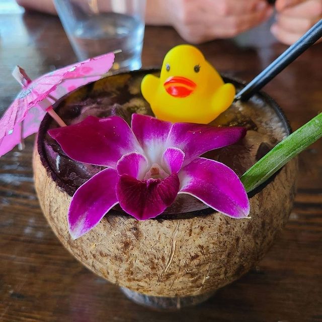 Rains gone so come get your drink on🥥 🍹

📸 @lisabndev