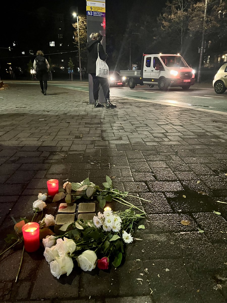 Auf dem Weg zum Gedenkstein der ehemaligen Synagoge in der Gottschedstraße bin ich an diesen von Blumen und Kerzen gezierten Stolpersteinen vorbeigekommen, um der Opfer des Faschismus zu gedenken. #niemalsvergessen #gemeinsamgegenantisemitismus  #stadtleipzig