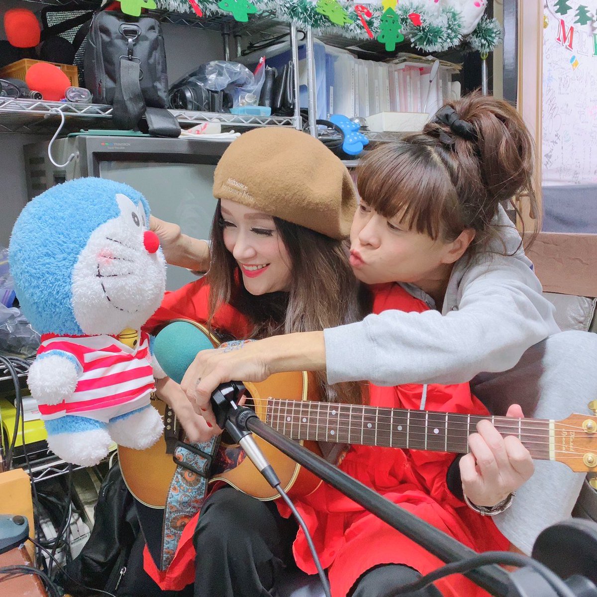 wzdJKoyfOMsCqAC's tweet photo. 【今宵のラジオ📻️21時～22時放送】
ここから聞けます→https://t.co/HQHhC1ipPv
収録にも関わらず沢山メッセありがとございまた‼️全て本音で話してるので聴いてね❤️マリリンと凄いいい収録になりました🙏
ラジオ抽選プレゼント用のステッカー個人的に頂いたので私からファンの皆様へと何とかします🙏 https://t.co/14QZLKdC88