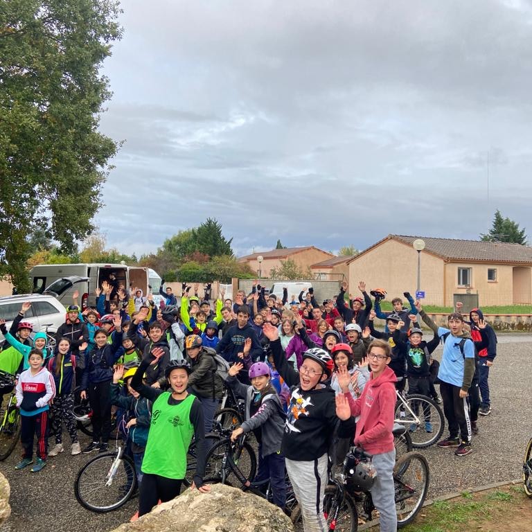 1ere journée de raid district <a href="/unss31/">Unss31</a>
Plus de 80 élèves venus de 6 collèges différents étaient prèsents. Un bel état d'esprit tout au long des 4 épreuves : run&amp;bike, CO, VTTtrial et biathlon. 
Une belle 1ere place pour <a href="/Asleoferre/">As Léo Ferré</a>
<a href="/unss/">UNSS_National</a> <a href="/LouisaPaulin/">Collège Louisa Paulin</a> <a href="/CollegeLeoFerre/">Collège Léo Ferré de Saint Lys</a> <a href="/EpsToulouse/">EPS Académie Toulouse</a>