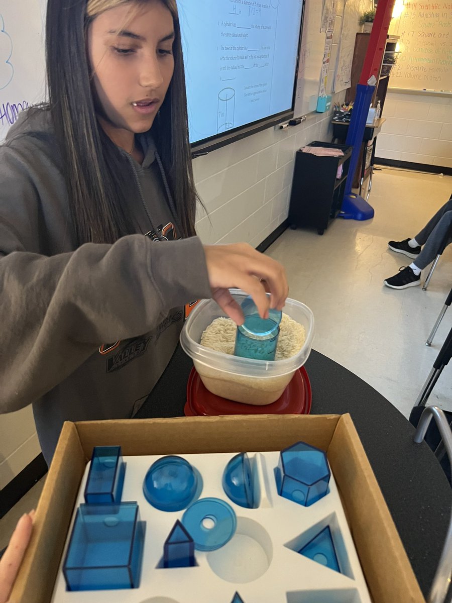 SaraivaMCMS's tweet image. 8th grade students learning about volume today! We used rice to show how cones relate to cylinders that have the same radius and height! We also used yard sticks to show how height is measured. @MillCreekCCSD #handsonlearning #studentparticipation