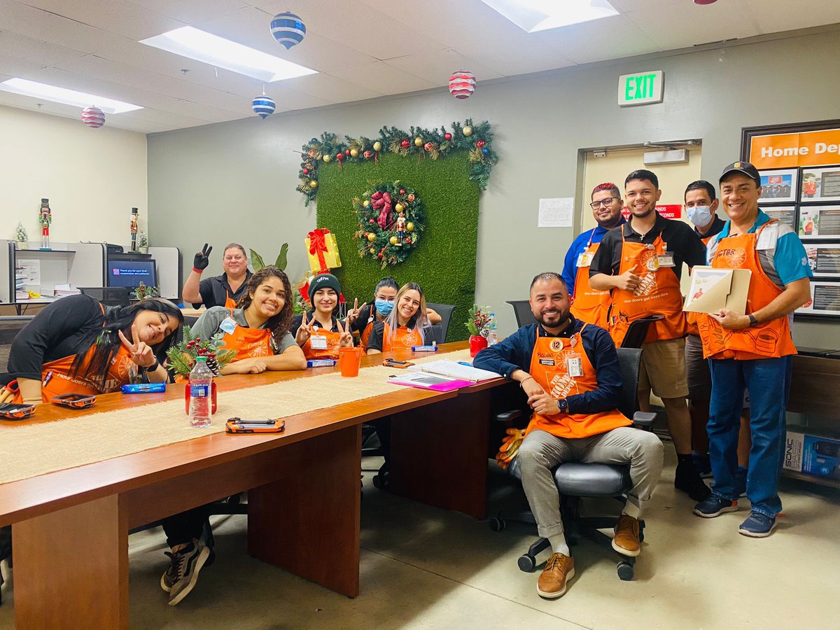 Durante el día de hoy, de parte del equipo de <a href="/infocus6412/">Infocus6412</a>, se estuvo entregando reconocimiento a Héctor del Departamento de Jardinería. Gracias por siempre llevar a cabo todos los #SafetyMatters y siempre respetar la zona de seguridad ante las maquinarias de la tienda. ⚠️⛔️🚧