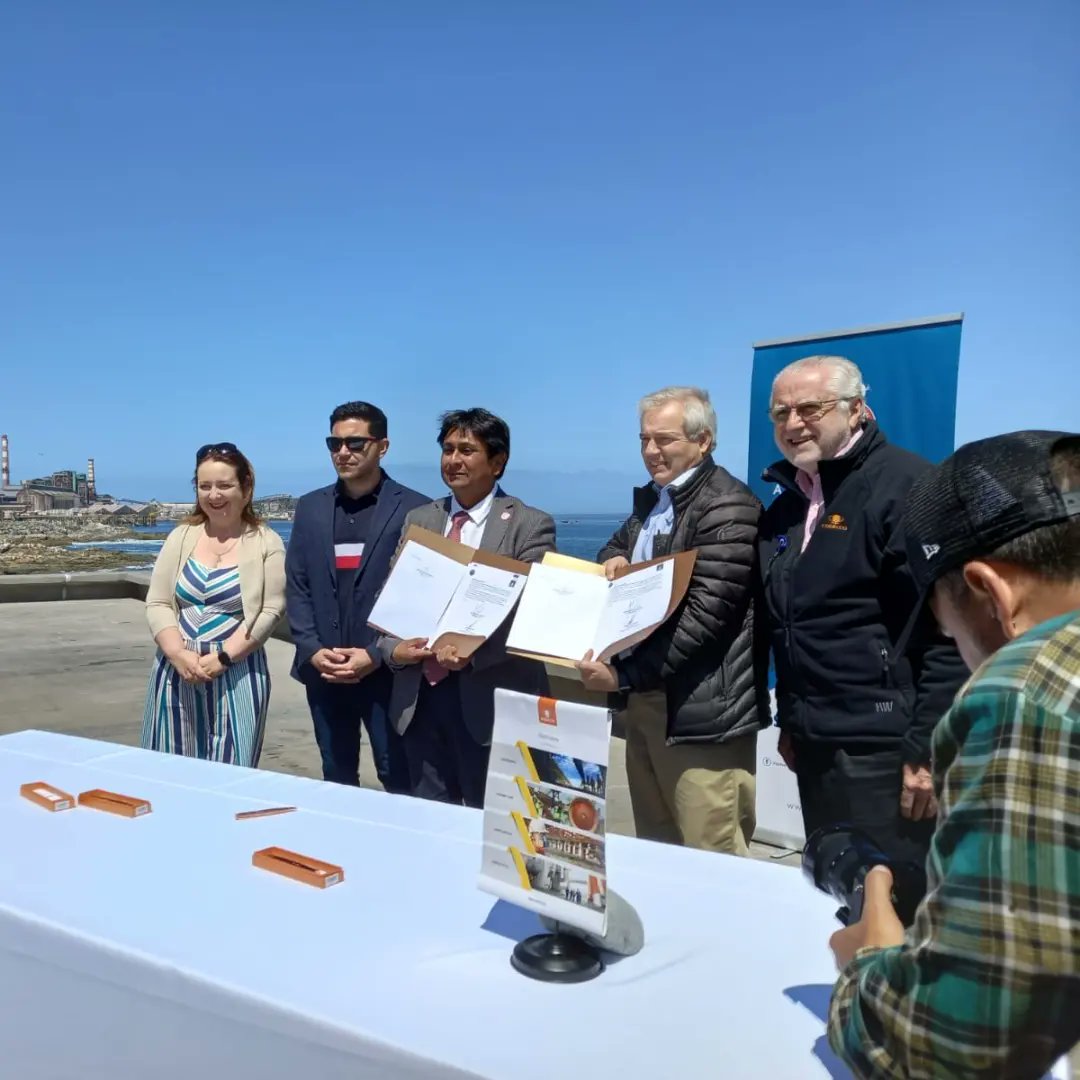 DPRAntofagasta's tweet photo. 💦💧💦 Nuestra Delegada Regional #Antofagasta @Kbehrensn participó del inicio del plan de desarrollo de soluciones de agua potable rural para sectores de #Calama #AltoLoa #MariaElena y Borde Costero de #Tocopilla, iniciativa de @GOREAntofagasta con apoyo de @CodelcoChile https://t.co/5zOdffMnJK