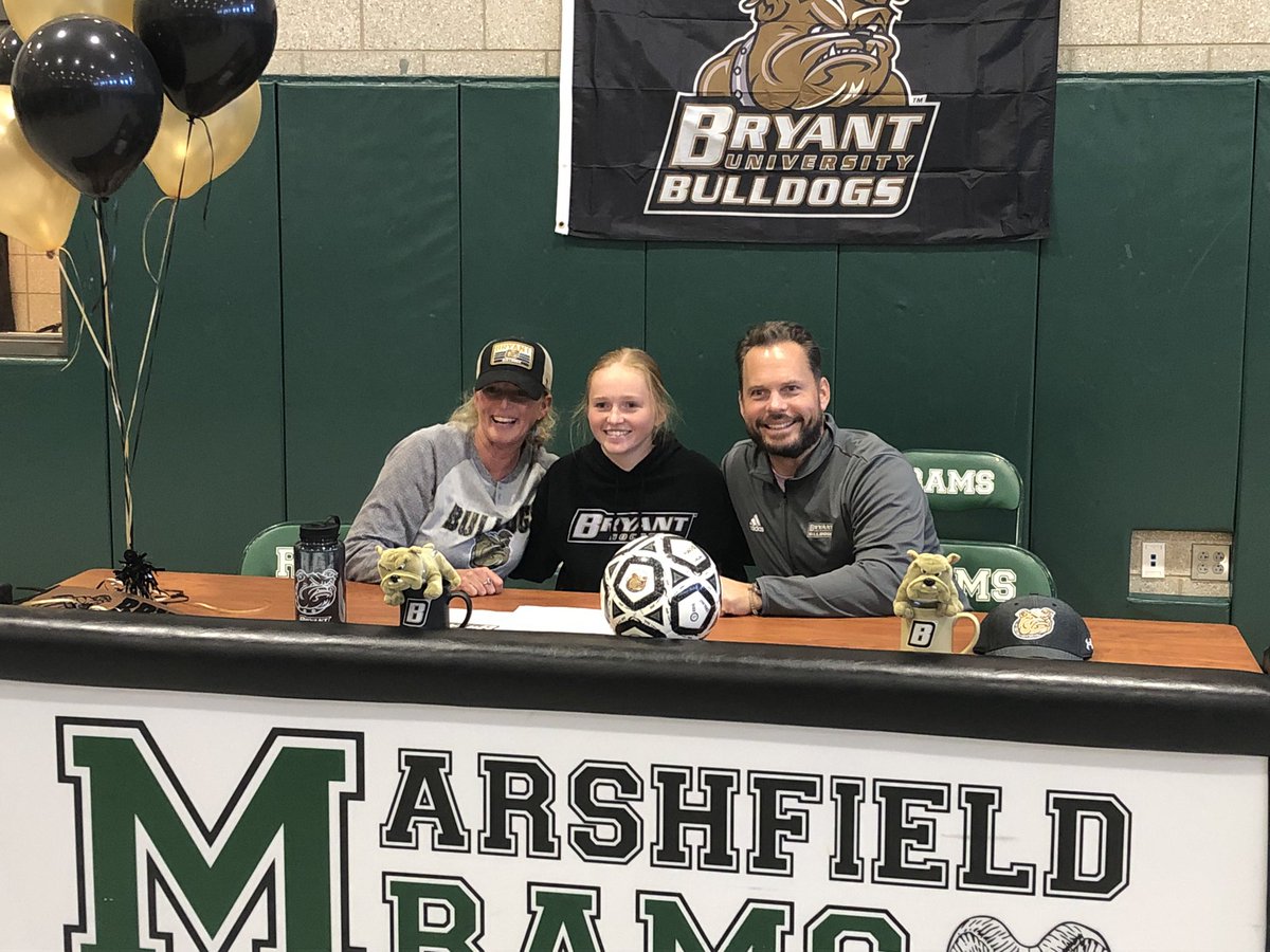 Congratulations to Sammy Zaslaw and her family as she signs her NLI today to continue her studies and playing career at Bryant University. Best of luck Sammy, you will be missed.