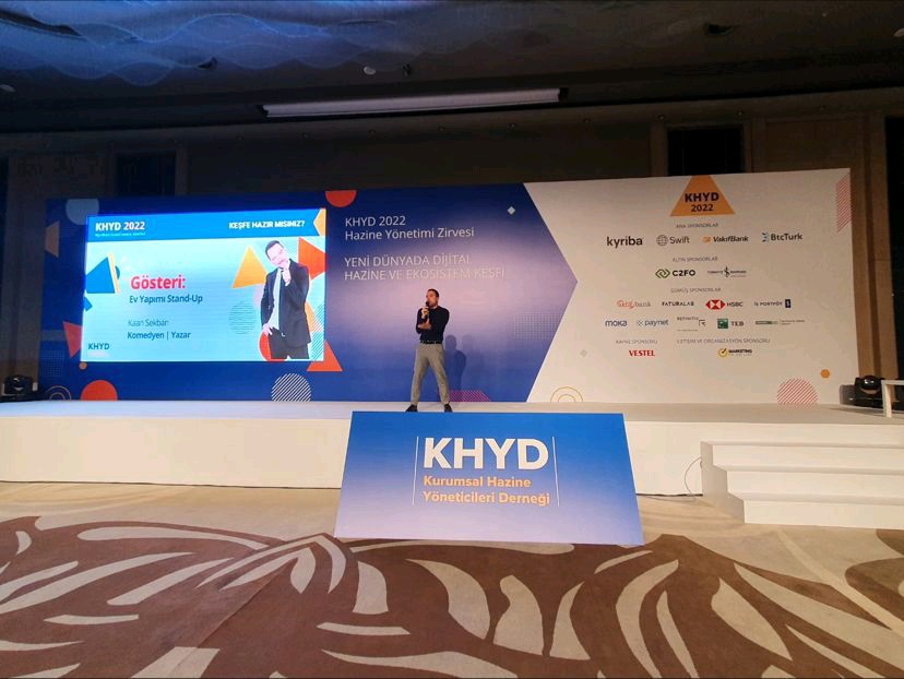 Khydernegi's tweet photo. Dopdolu geçen #KHYD2022’yi sevgili Kaan Sekban’ın sahnesinde kahkahalarla geride bıraktık.
Beklentinin çok üzerinde katılımla gerçekleşen Zirvemize gösterilen ilgilye ve değerli sponsorlarımıza destekleri için çok teşekkür ediyoruz.

#KHYD2023’de buluşmak üzere! https://t.co/IPSEGzRi5G