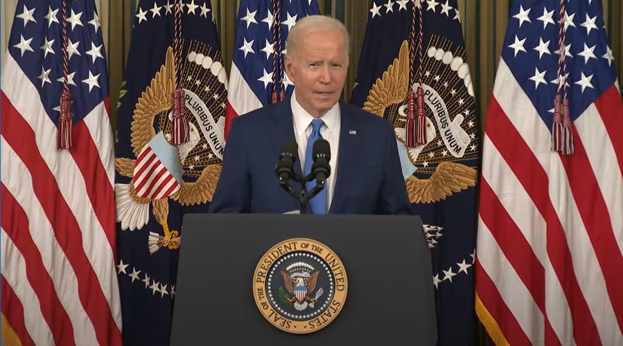 "Democracy is who we are", says President Joe Biden in his first speech after the #Midterms2022. And thanks the young people for voting in large numbers.