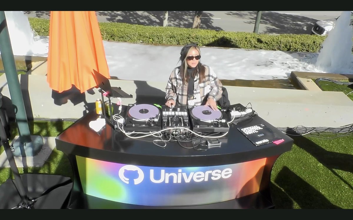 vaibhavmishra5g's tweet image. Really vibing at the mix! @githubuniverse #githubuniverse2022