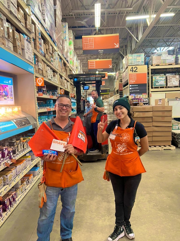 ¡Gracias a #Darielys por su #SafetyBravo a #Eguie del departamento de herramientas! 🔨🪛🔧.                                                       ¡Continuamos reconociendo a los asociados que siempre hacen lo correcto! #SafetyZone 🚧⚠️⛔️  #THD6412
