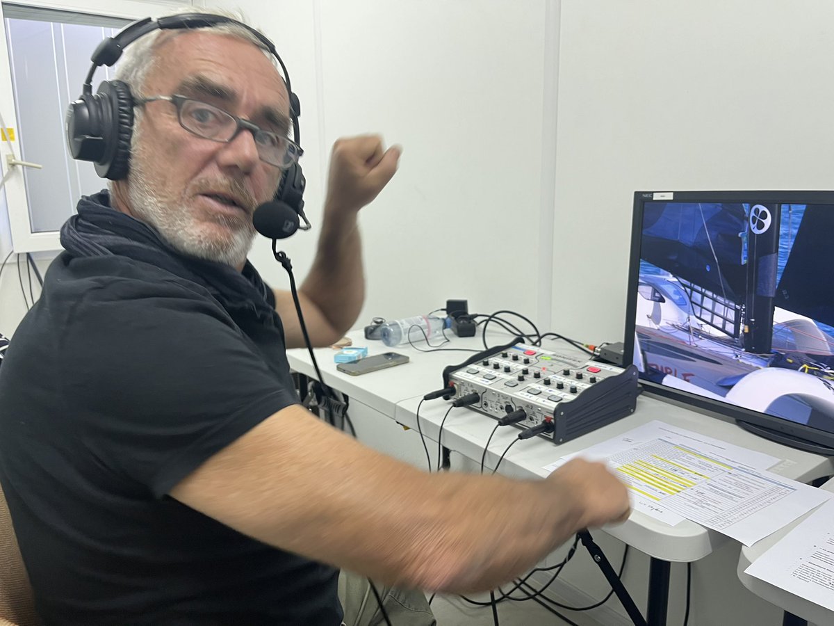 Quand on racontait en direct qu’il associait le geste à la parole… c’était vrai ! Ici la colonne de winch. Merci <a href="/loickpeyron/">Loïck Peyron</a> coulisses <a href="/RouteDuRhum/">Route du Rhum - Destination Guadeloupe</a> #RDR2022