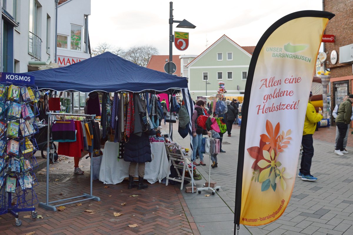 MeAtBasche's tweet photo. So wars am Wochenende in #Barsinghausen: Die Fotogalerie vom Novembermarkt in #Basche ist online. Schön, dass so viele von euch mit dabei waren – bei Streetfood, Kunsthandwerk und Laternenleuchten! Bilder findet ihr unter https://t.co/afnDGsGz5C https://t.co/r3hSffNqsW