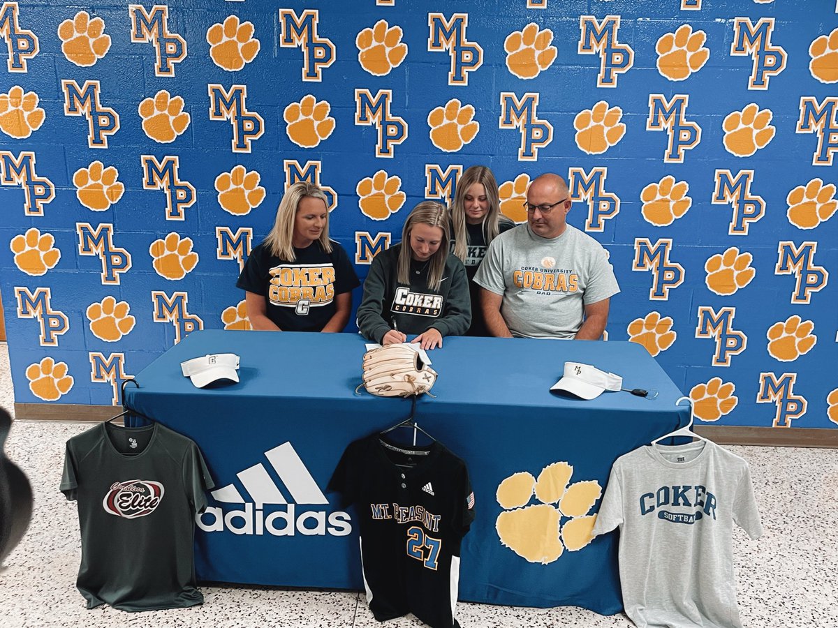 savanahfowler7's tweet photo. Officially a Coker cobra!!!🐍💛💙 @Softball_CoachB @cokersball https://t.co/zlO21qciJ6