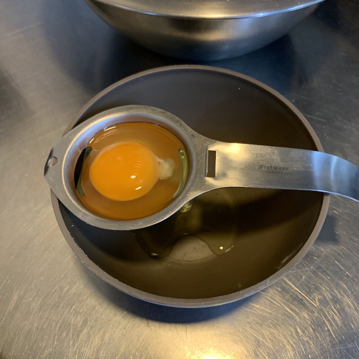 Un separador de claras para evitar el contacto con la cáscara del huevo, posible portadora de Salmonella