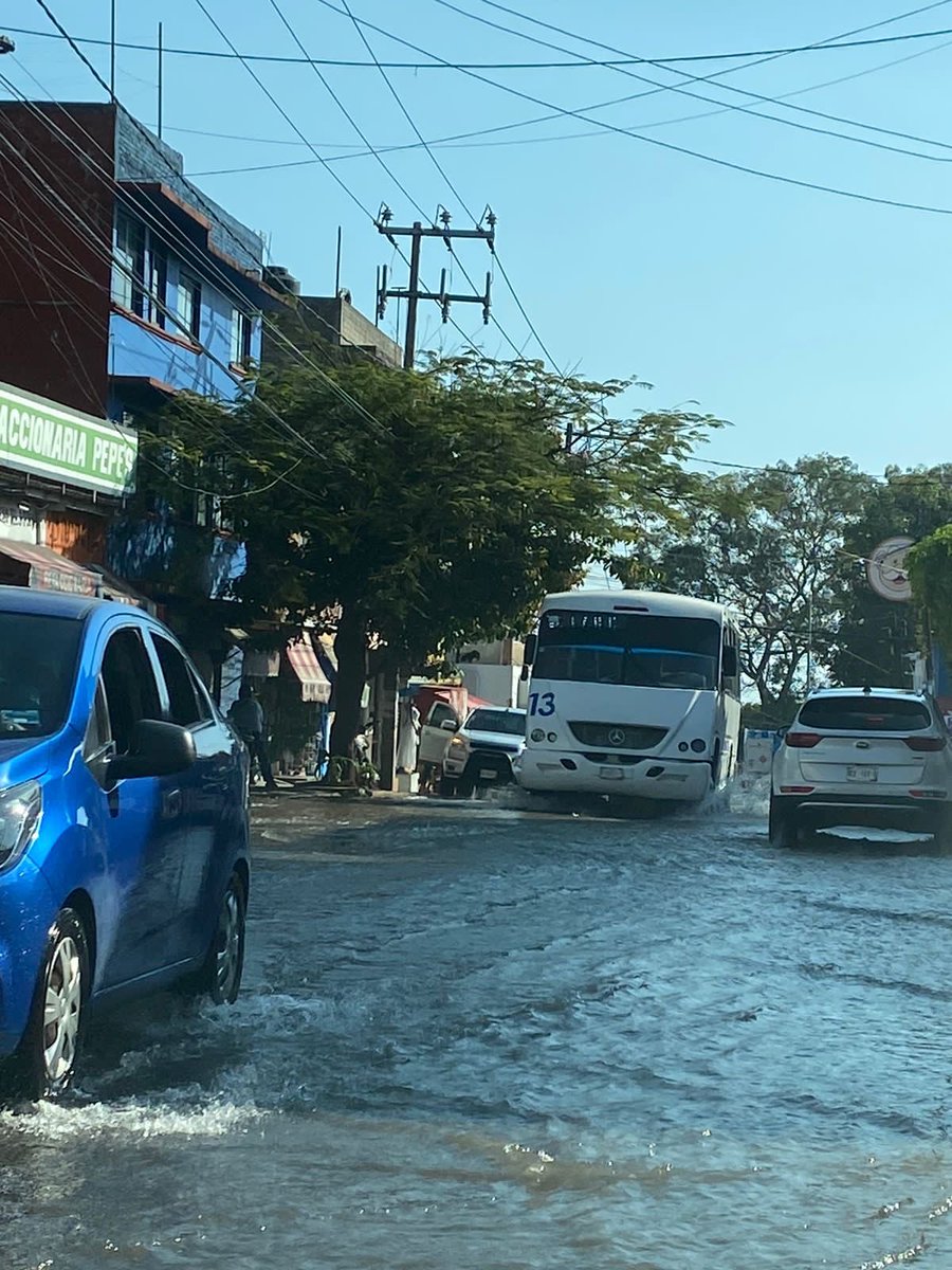 ZonaCNoticias's tweet photo. Reportan enorme fuga de agua sobre avenida Universidad de Cuernavaca frente a Bancomer, llega el agua casi al retorno de la colonia Buena Vista. https://t.co/ukPuo7FZ71