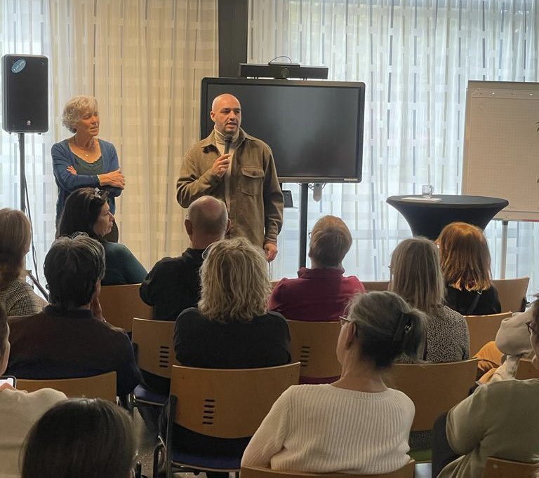#WeekvandePleegzorg Wethouder @Toubke in gesprek met pleeggrootouders; Hij spreekt respect en waardering uit: "Meer dan geweldig hoe deze grootouders deze taak op zich nemen. Goed om het gesprek te blijven voeren met hen en ons in te zetten zodat ze optimaal ondersteund worden."