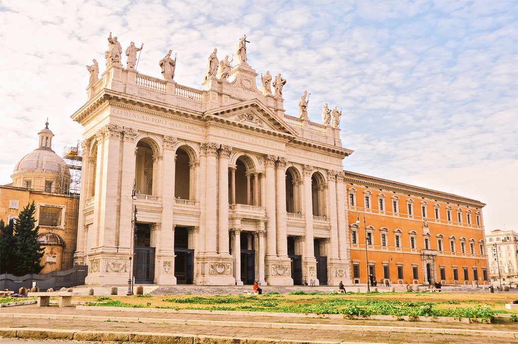 DonNicolaBux1's tweet photo. Dedicazione della basilica lateranense.Dedicare una Chiesa, vuol dire donare a Dio uno spazio che prima era nostro.Non possiamo quindi più farvi balletti e pranzi. Cosí facendo,Dio non ascolta più le preghiere,non tollera i nostri riti.Molti preti e vescovi l'hanno dimenticato. https://t.co/h2mSelbQEY