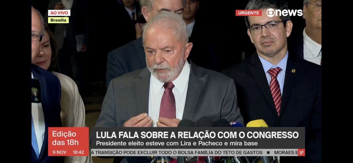 Presidente dando uma coletiva de imprensa. Voltamos a ser uma nação civilizada.