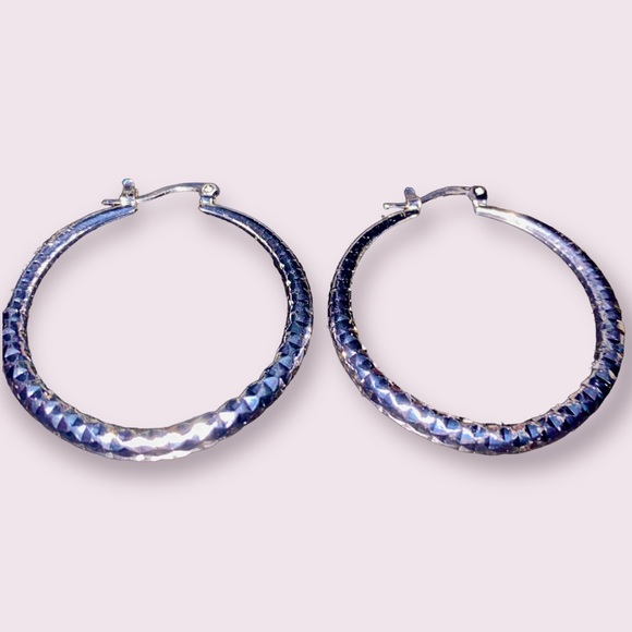 So good I had to share! Check out all the items I'm loving on <a href="/Poshmarkapp/">Poshmark</a> from <a href="/SLGKali/">Shari Gibbons</a> #poshmark #fashion #style #shopmycloset #unversalthread #jessicalondon: posh.mk/TtNCHudFerb