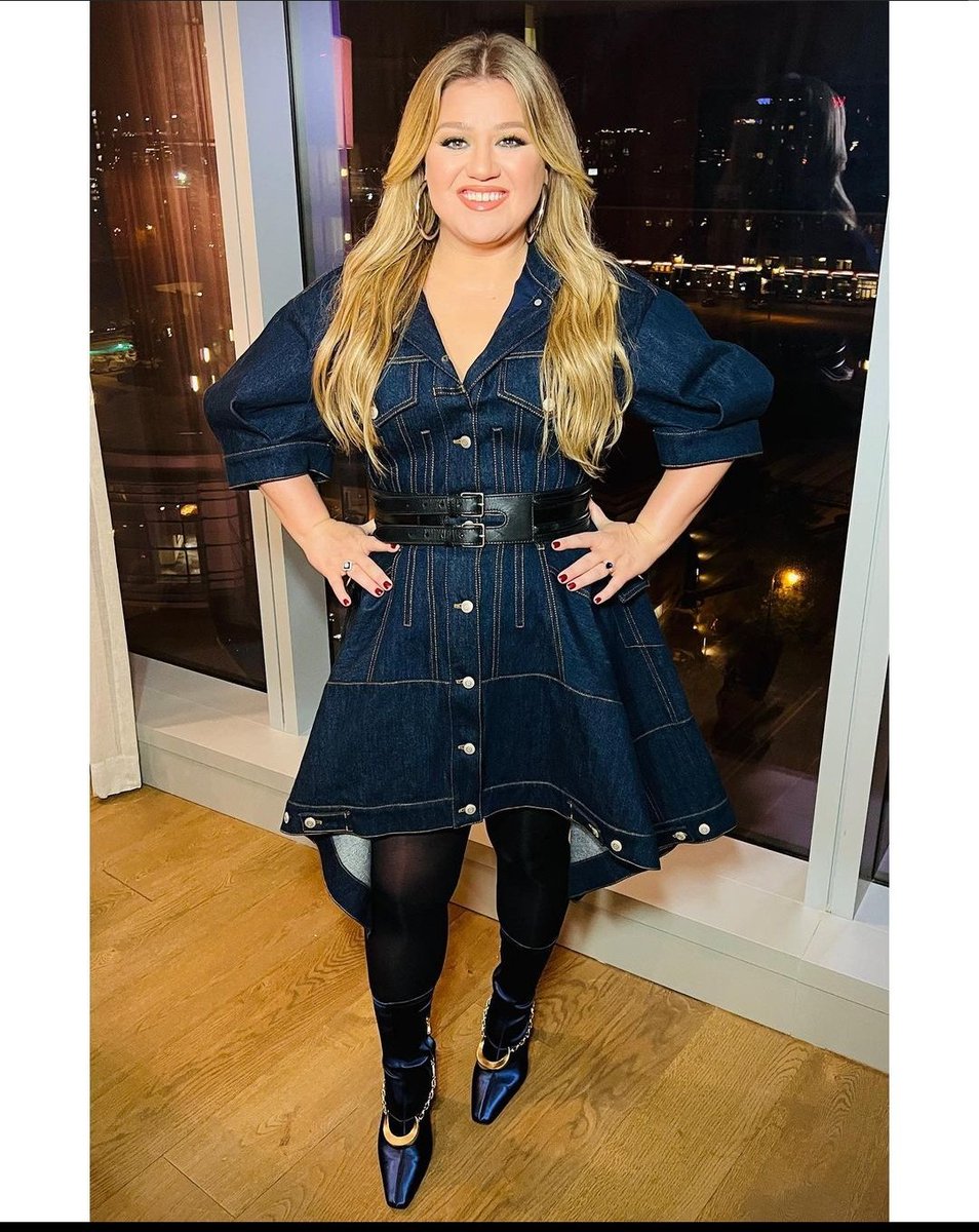 KellyStats's tweet photo. Kelly Clarkson for the "Country Music Awards". https://t.co/uyq8EctjtO