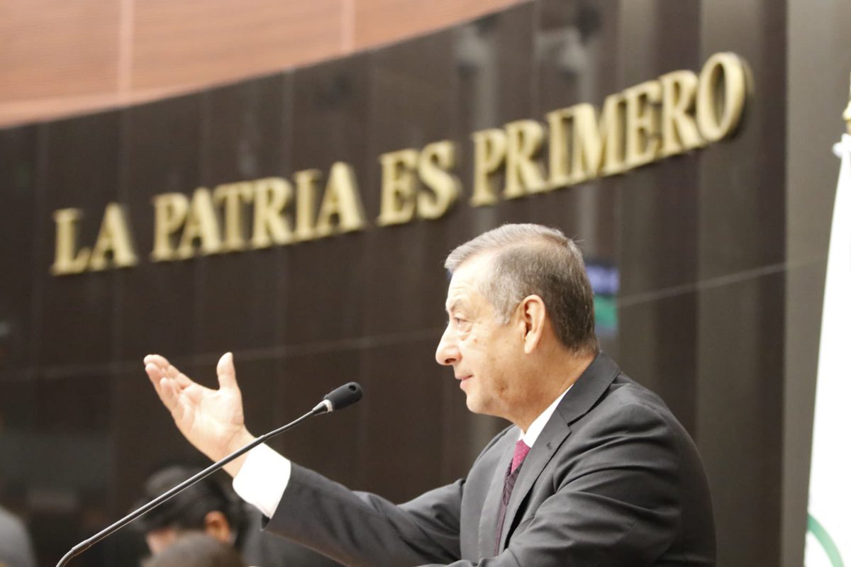 ISSSTE_mx's tweet photo. El DG, @drpedrozenteno, destacó a las y los senadores del @senadomexicano que el fortalecimiento del #Issste está en marcha, en ningún momento se deja de dar servicio. El objetivo es garantizar el derecho humano a la salud de casi 14 millones de derechohabientes 
#IsssteAlMomento https://t.co/QHMNVGOP7l