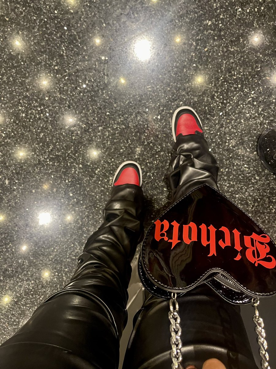its_yourgirl_V's tweet photo. I love that I can customize my own things 🥰❤️🫶🏻 #bichota #karolg #striplovetour https://t.co/aeQydJwsAh