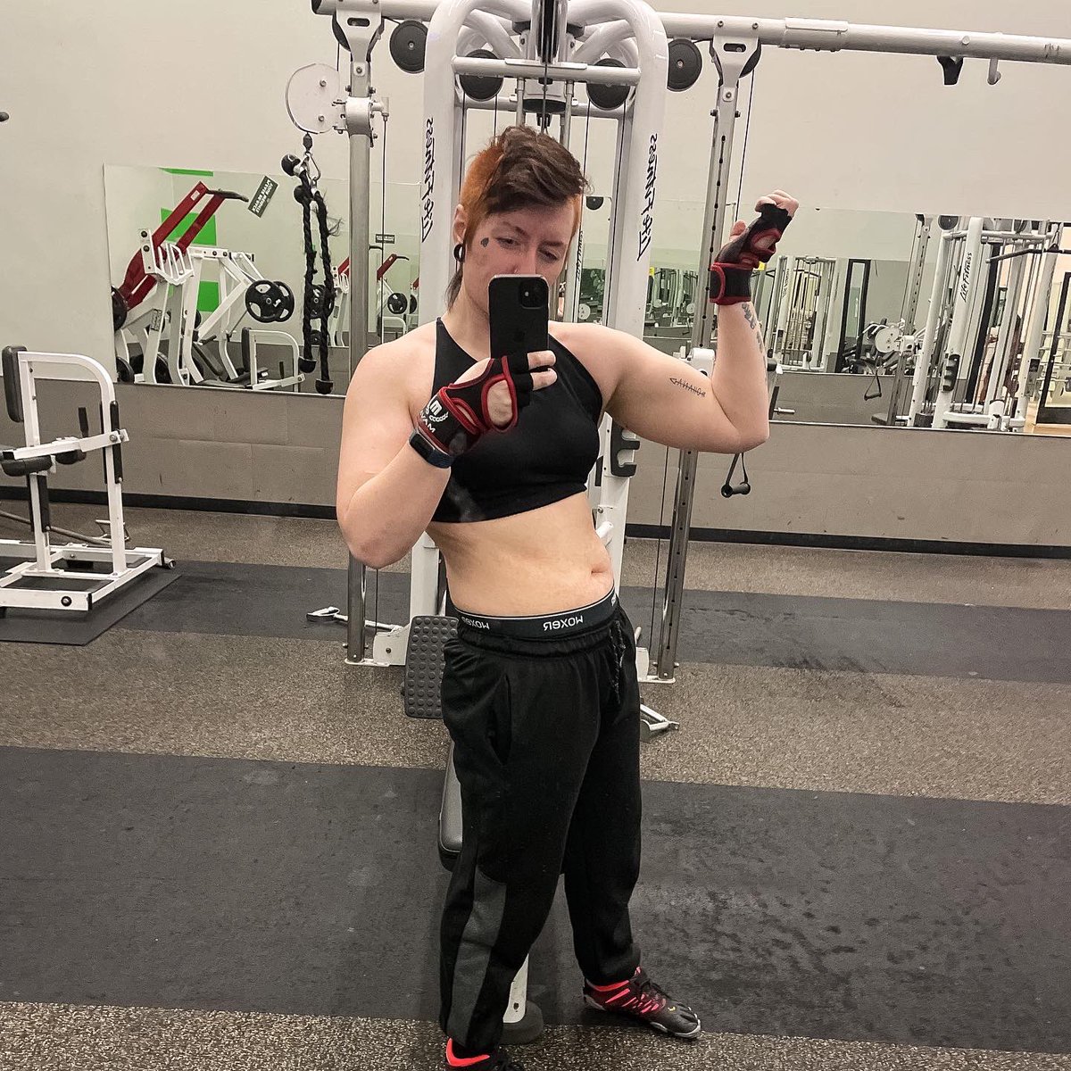 Hi 

*Do not follow me if you are under 21*
#nsfwtwt #queer #queernsfw #nonbinary #bodybuilder #muscleworship #WorshipWednesday #bicepsworship #bicepday #armday #backday #shoulderday