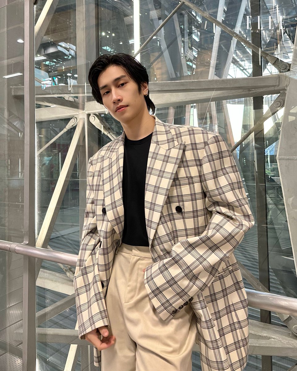 ELLEThailand's tweet photo. พาชมแอร์พอร์ตลุคของสองหนุ่ม ไบเบิ้ล วิชญ์ภาส @biblesumett และ บิว จักรพันธ์ @buildbuilddd ที่เตรียมเดินทางไปร่วมงานของ Penfolds ที่สิงคโปร์ในวันพรุ่งนี้ ไม่อยากพลาดทุกความเคลื่อนไหวของพวกเขา กดติดตามเราไว้ได้เลย!
 
#BibleBuild #BibleWichapas #BuildJakapan #สิงคโปร์โกโกไบเบิ้ลบิว https://t.co/tEfLskQ4K5