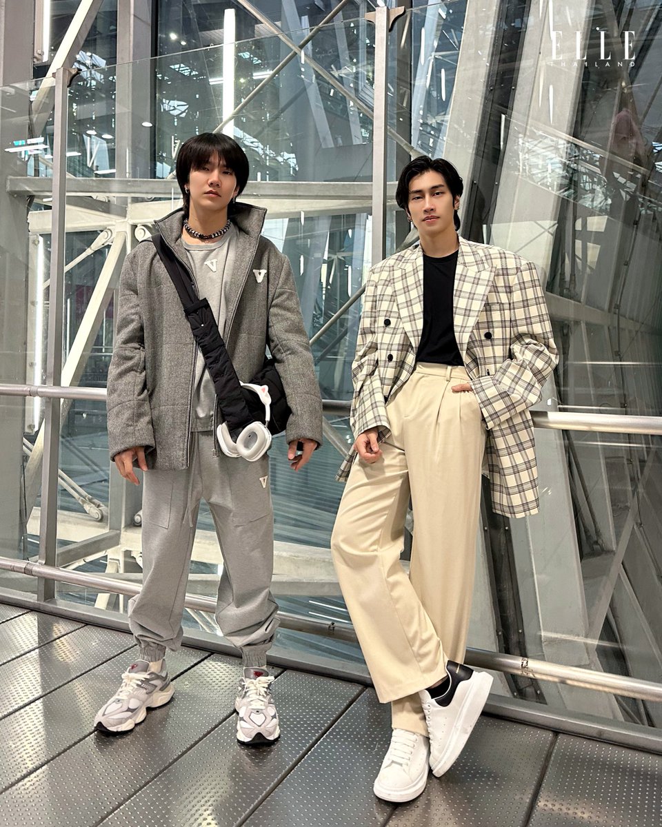 ELLEThailand's tweet photo. พาชมแอร์พอร์ตลุคของสองหนุ่ม ไบเบิ้ล วิชญ์ภาส @biblesumett และ บิว จักรพันธ์ @buildbuilddd ที่เตรียมเดินทางไปร่วมงานของ Penfolds ที่สิงคโปร์ในวันพรุ่งนี้ ไม่อยากพลาดทุกความเคลื่อนไหวของพวกเขา กดติดตามเราไว้ได้เลย!
 
#BibleBuild #BibleWichapas #BuildJakapan #สิงคโปร์โกโกไบเบิ้ลบิว https://t.co/tEfLskQ4K5