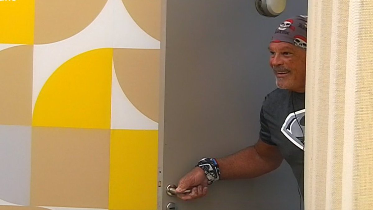 - JUAN TE ESPERA UN UBER EN LA PUERTA

#GranHermano2022 #Gh2002