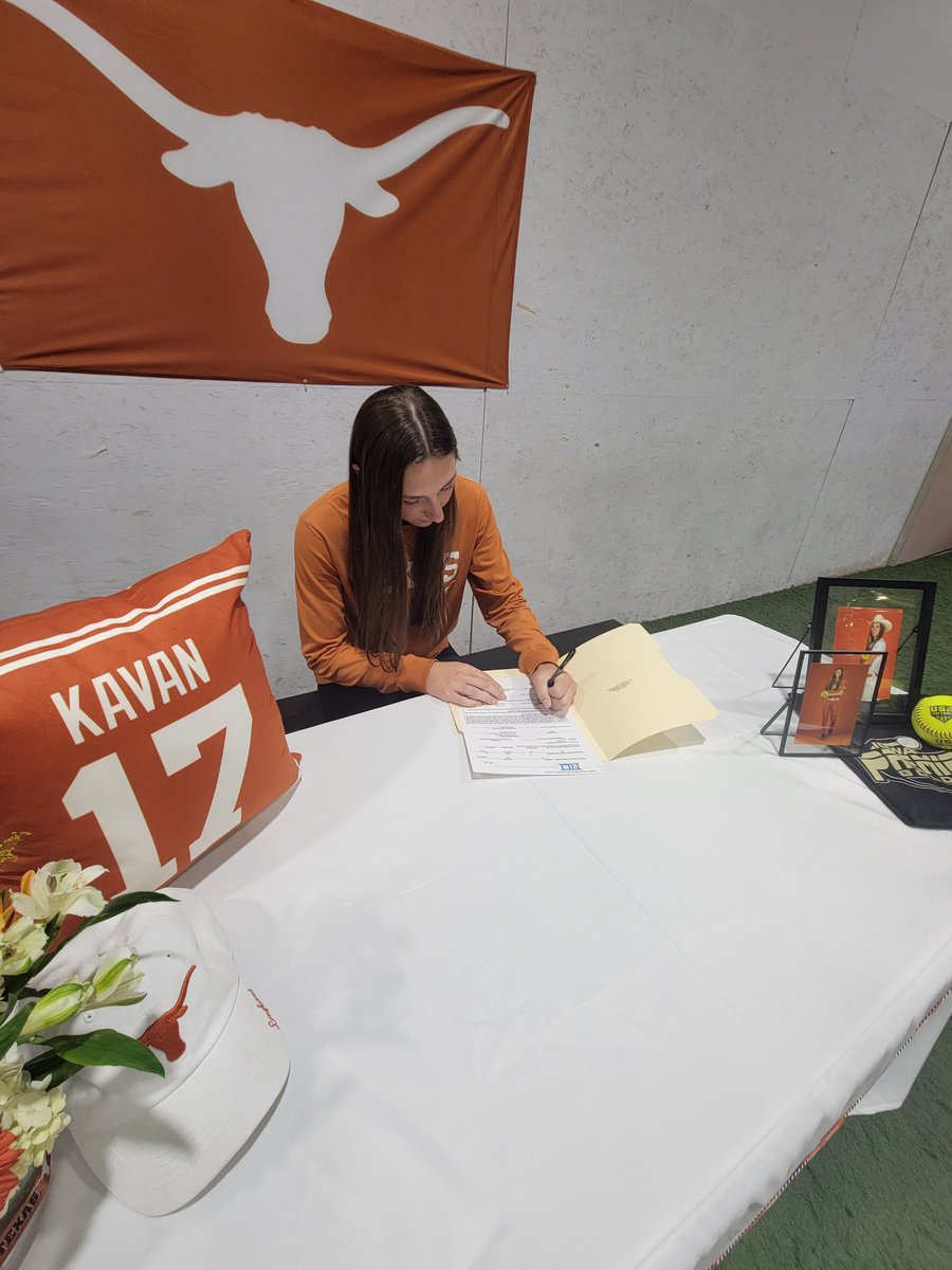 IowaPremierFP's tweet photo. BIG NIGHT! NLI SIGNED! HOOK EM! Iowa Premier National's @teagan_kavan signs her letter to a life long dream @TexasSoftball !!  @TexasCoachWhite gets his next gamechanger. SO PROUD OF YOU TEAG! #IPFGETSITDONE @ExtraInningSB #NationalSigningDay https://t.co/fd4RpuWgta