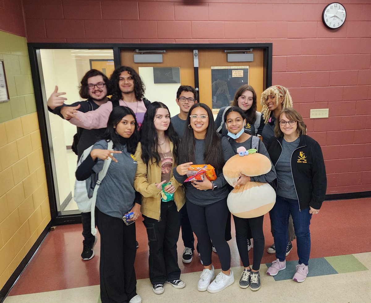 EGMathNation's tweet image. 22-23 Math Team after a 1st place win overall last week and the seniors after their 1st place win. But what they really cared about was candy bar 🤷‍♀️ @MrWalloch_EGHS @hengteaches @Per_Buj @ElkGrove_HS