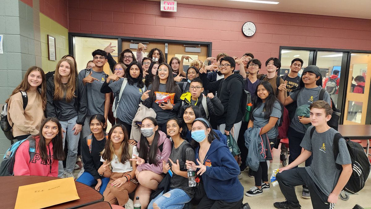 EGMathNation's tweet image. 22-23 Math Team after a 1st place win overall last week and the seniors after their 1st place win. But what they really cared about was candy bar 🤷‍♀️ @MrWalloch_EGHS @hengteaches @Per_Buj @ElkGrove_HS