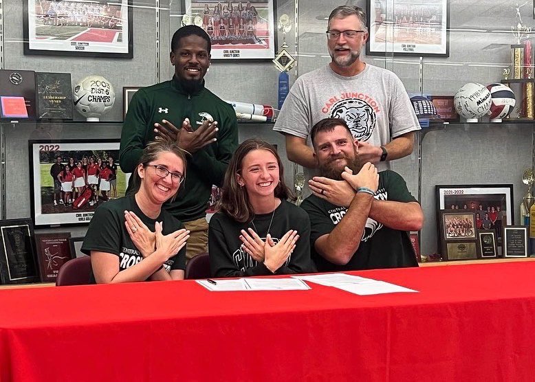 CoachKenny__'s tweet photo. Pen to Paper
🖋🖋🖋🖋
Sadie Burchett
Carl Junction HS
@cmuxctf
#ComeEarnYourWings
#CommitToCentral
🟢⚪🦅🟢🟢⚪🦅 https://t.co/aJJ9joYtN6